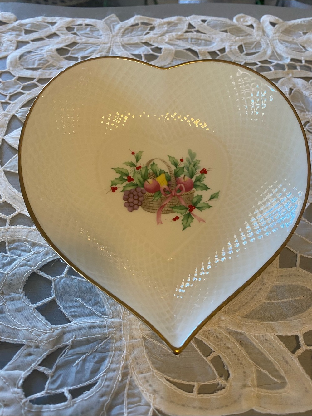 Mikasa Heart-Christmas Spirit Gold Rim Ivory Bone China